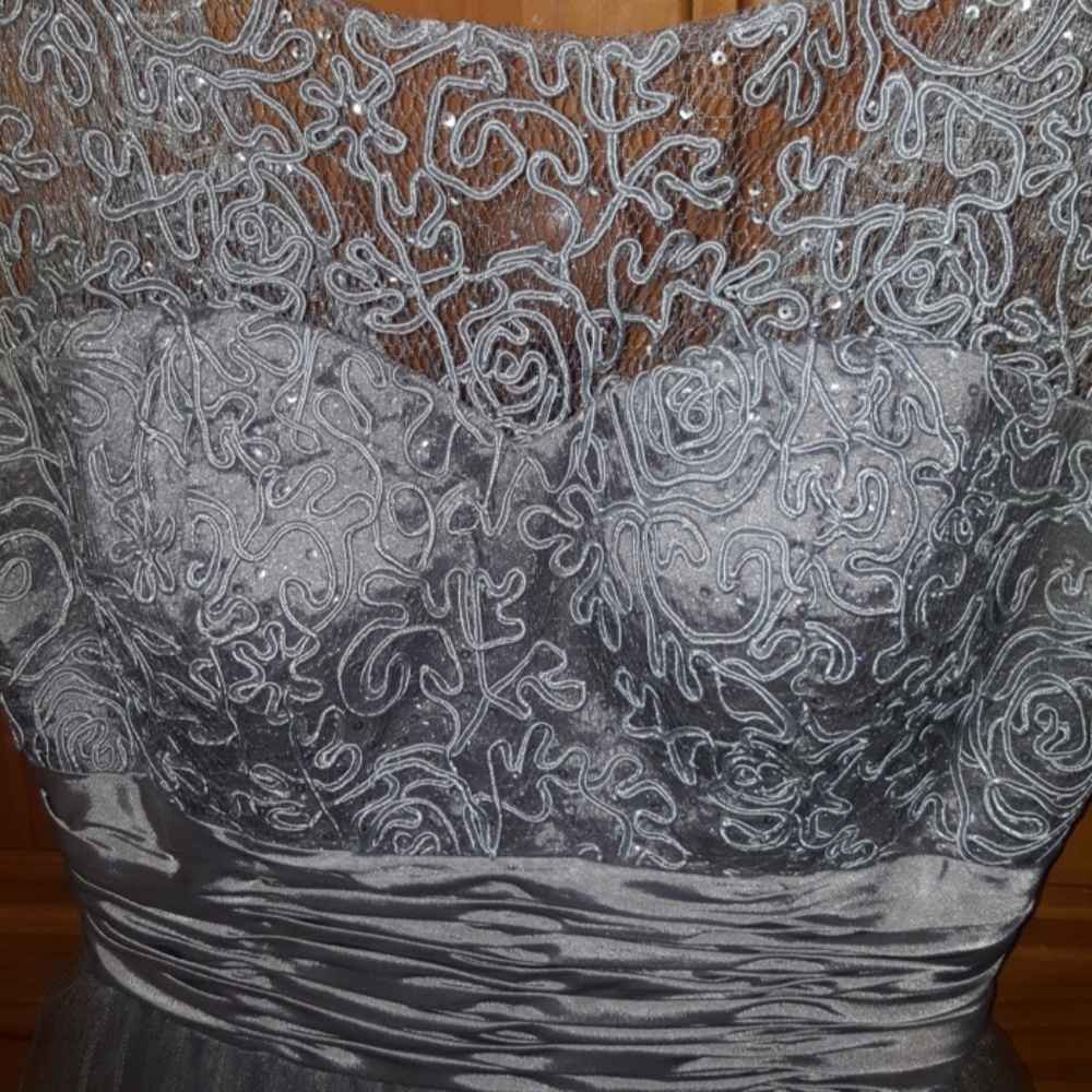 Dress - Picture 3 of 4